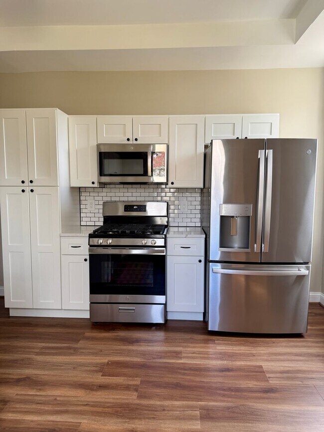 Foto del edificio - Newly Renovated, All Brand New, Huge 4 bedroom! Incline District
