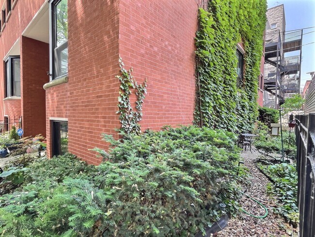 Building Photo - 3154 N Orchard St