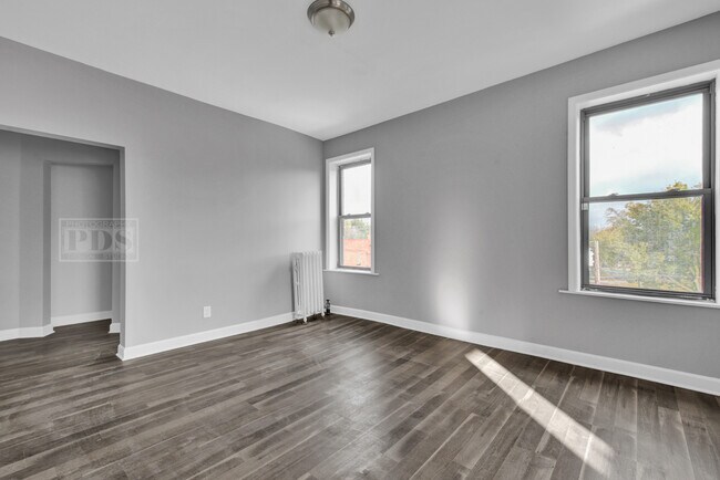 Building Photo - 828 Hyde Park E Blvd