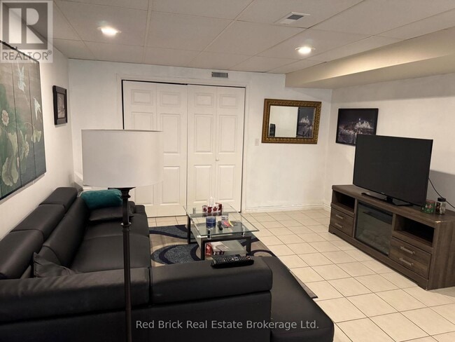 Building Photo - 6 Pamela Pl