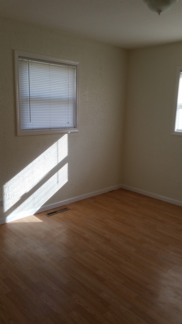 Building Photo - Great 3BR, 1BTH, 1 car att gar, ranch styl...