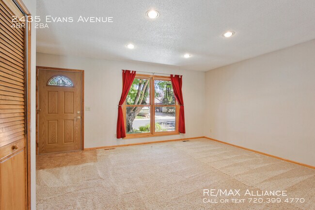 Foto del edificio - Fantastic Tri-Level Louisville Home ready ...