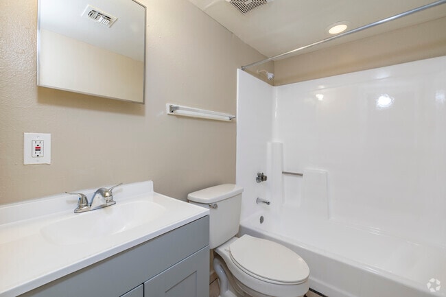 1 habitación, 1 baño - 525 pies cuadrados - Baño - La Buena Vida