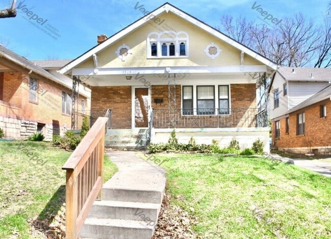 Building Photo - Charming 4-Bed Home with Fireplace & Hardw...