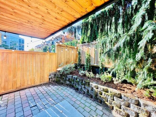 Building Photo - Contemporary 3BR Townhome with Stylish Renovation!