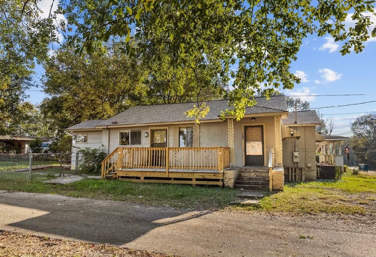 Primary Photo - Newly renovated 3 bedroom 2 bath home.