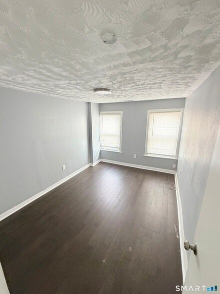 Building Photo - 16 Daggett St