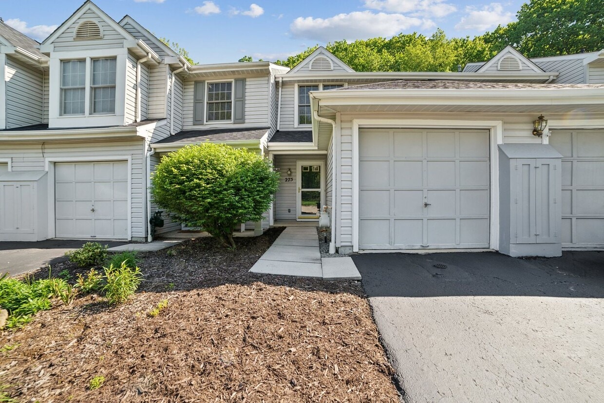 Primary Photo - Beautiful 2 Bed 1.5 Bath Townhouse in Oakm...