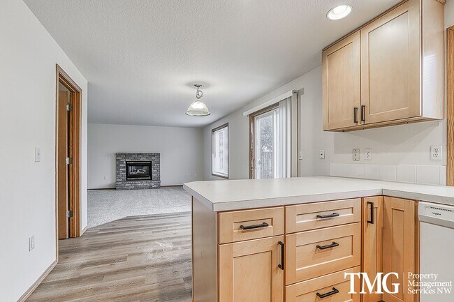 Building Photo - Spacious 5 Bedroom Home in Desirable East ...