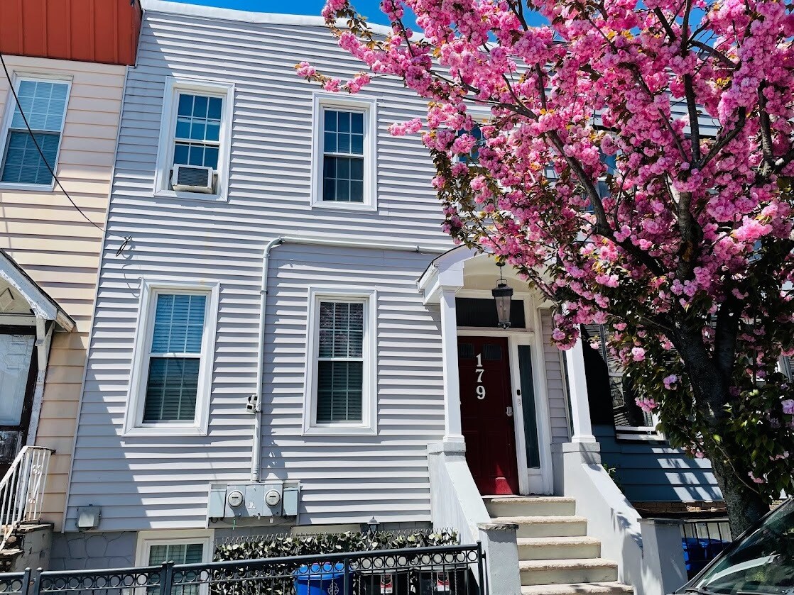 Front - 179 Oakland Ave