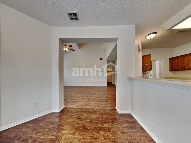 Building Photo - 2510 Valley Creek Dr