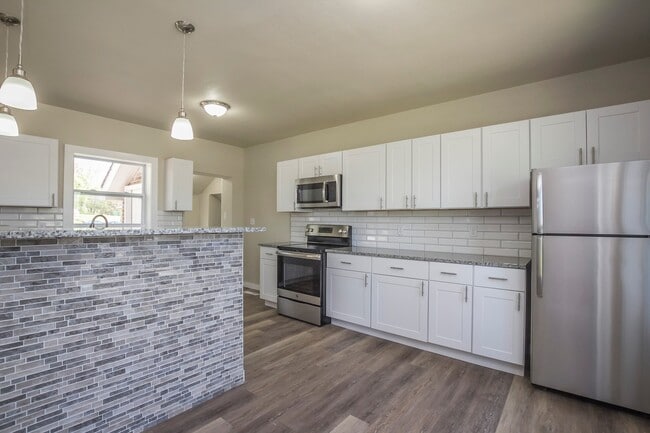 Building Photo - Spacious 2 Bedroom 1 Bath Home