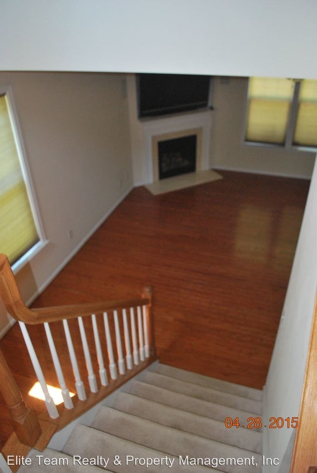 Building Photo - 3 br, 2.5 bath House - Maywood Dr 3201