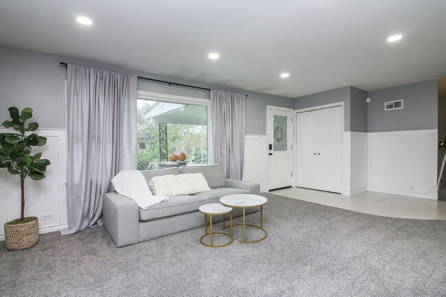 Living room - 6200 Fairview Ave