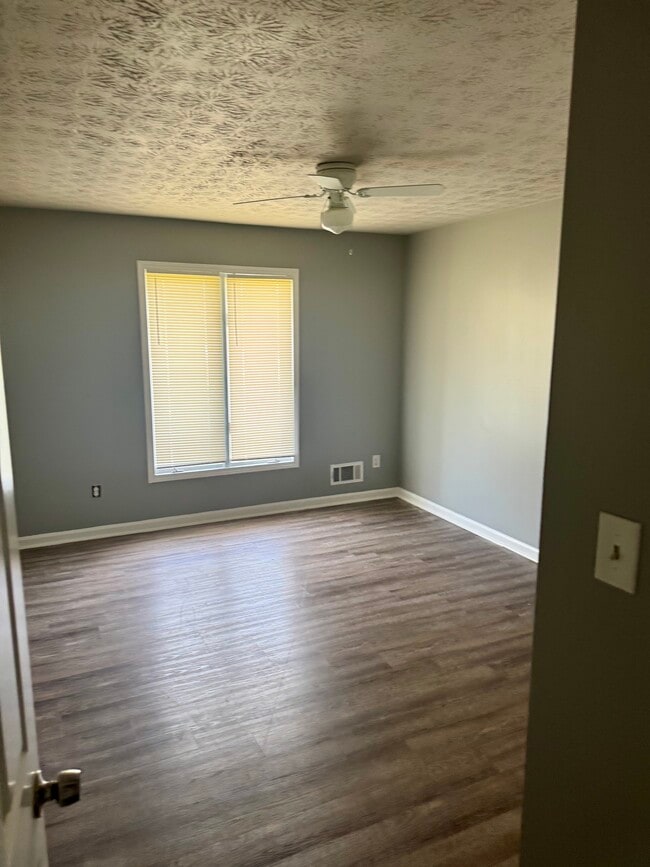 Building Photo - 2137 Fairway Ct SE