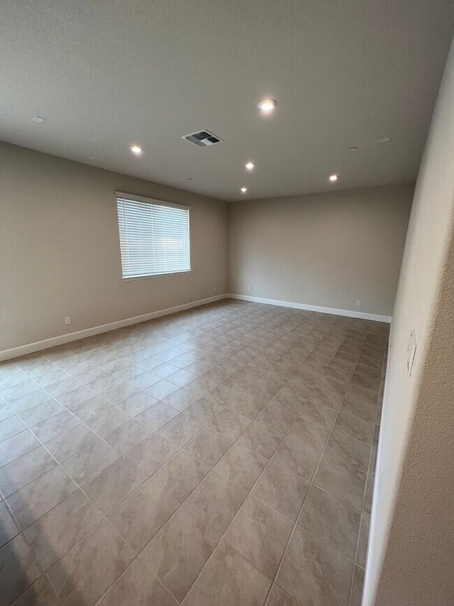 Foto del edificio - Newer 4 Bedroom Solar Home in Rocklin! Eas...