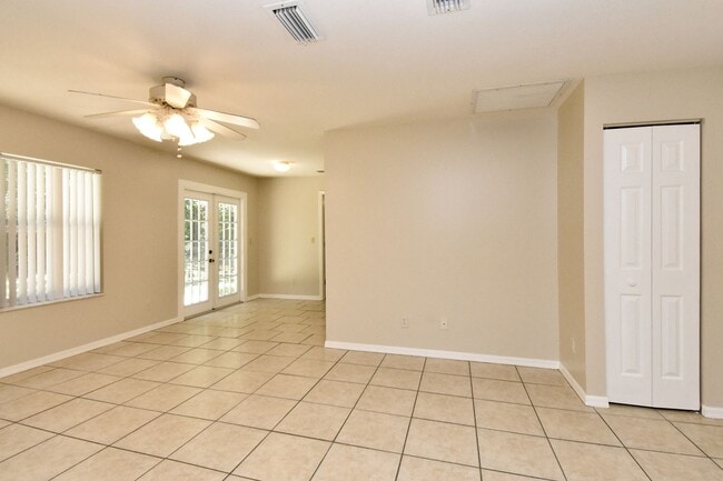 Building Photo - Spacious 3BR/2BA Corner Lot Home + Bonus Room in Silver Springs Shores – $1,650/Month
