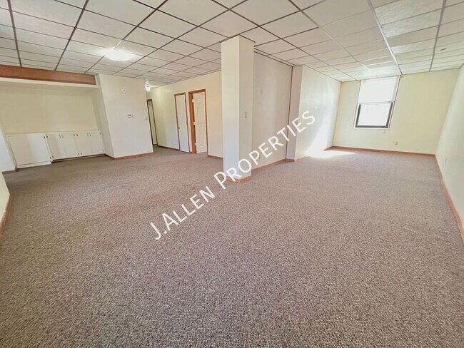 Building Photo - Spacious 2 bed in Charming Building