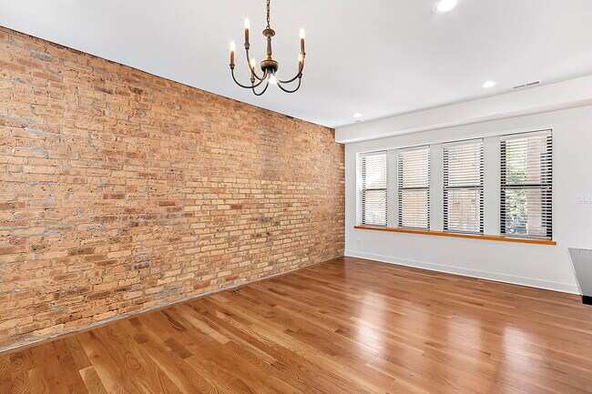Building Photo - 6227 N Hermitage Ave