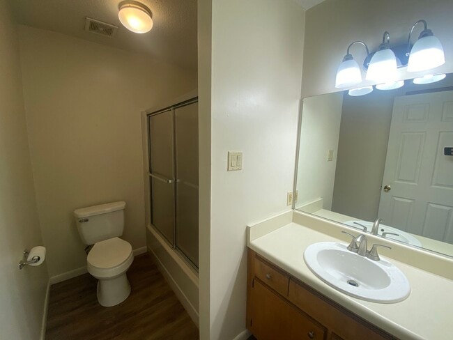 Building Photo - 2 Bedroom Greenbriar Condo!