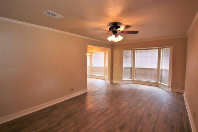 Foto del edificio - 250 Sawmill Rd