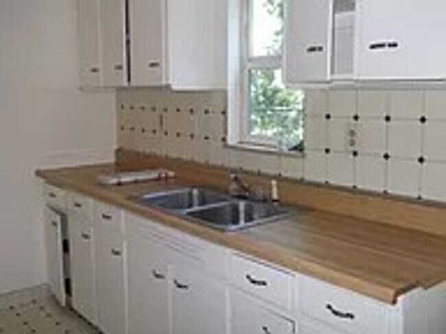 Building Photo - Beautiful 1 Bedroom- 1 bathroom