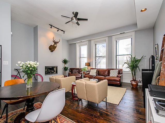 Primary Photo - 401 N Milwaukee Ave, Chicago, IL, 60654 #3