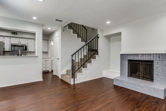 Building Photo - An A1 Townhome in Bedford For Lease