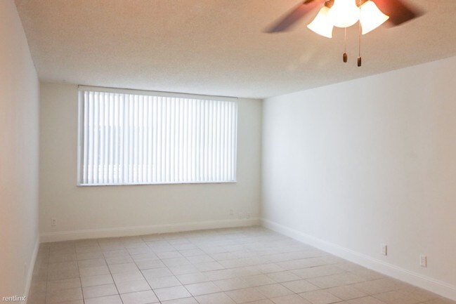 Building Photo - 1 br, 1.5 bath  - 3257 NE 13th St Apt 202
