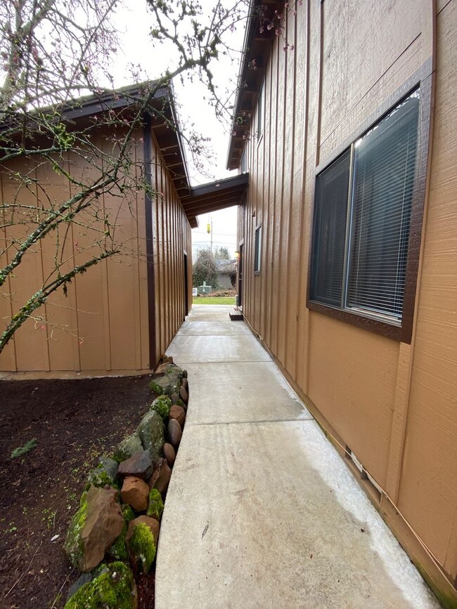 Building Photo - Fantastic SE Salem 3-Bedroom Home in Prime...