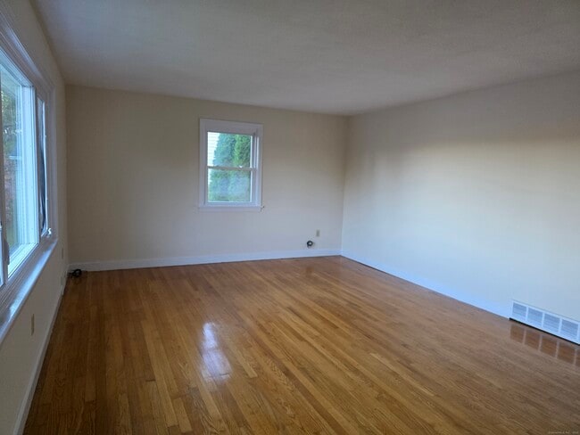 Foto del edificio - 481 Bunker Hill Ave