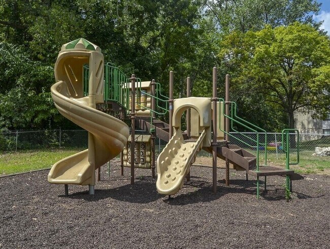 Foto del edificio - 5400-5600 E 84th Ter-21.5A