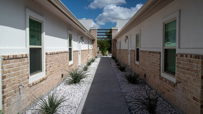 Foto del edificio - 312 E Magnolia Ave