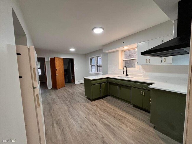 Building Photo - 3 br, 1 bath Triplex - 5955 South Kilbourn...