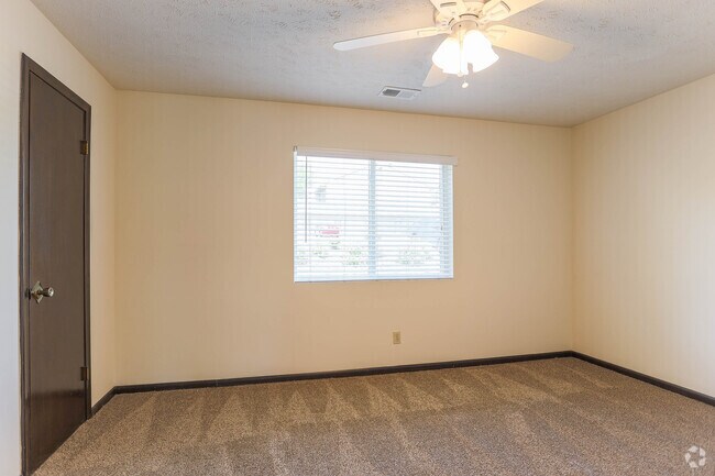 2BR, 1BA - 1,000SF - Fox Run Apartments