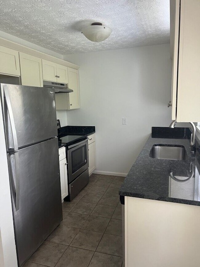 Foto del edificio - Spacious 2-Bedroom Townhouse with Garage
