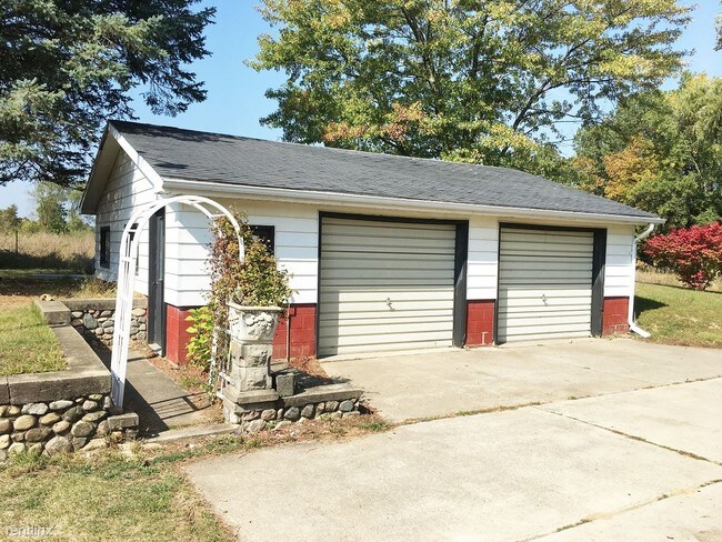 Building Photo - 18387 Lewis Rd