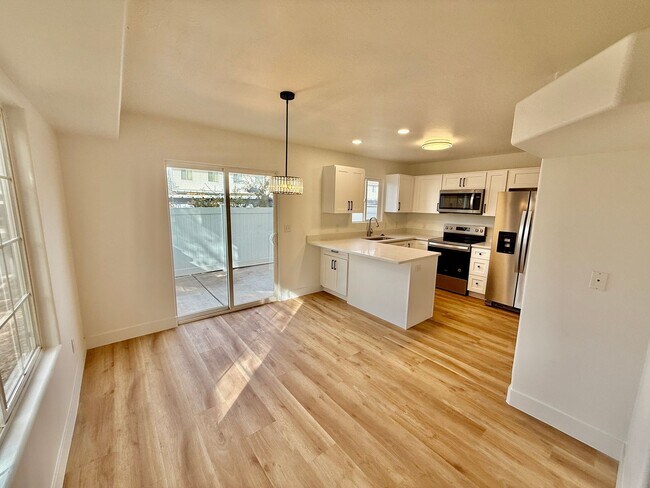 Foto del edificio - Remodeled 3-BR Lexington Townhome - End Unit