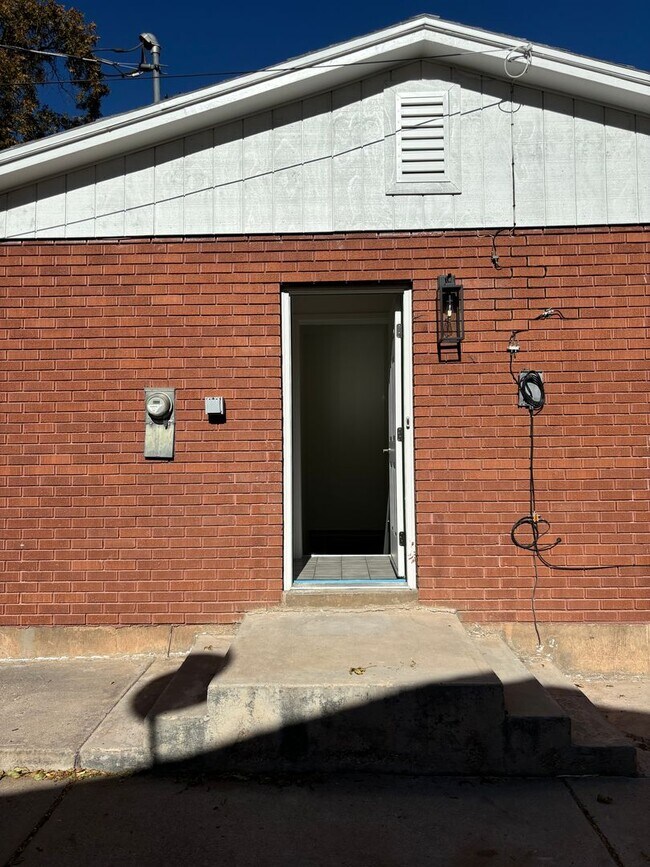 Foto del edificio - Upgraded Downstairs Duplex w/ Large Backya...