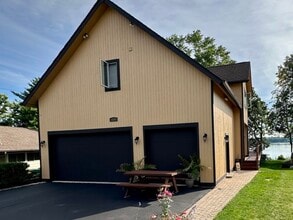 Building Photo - 4106 W Lake Shore Dr