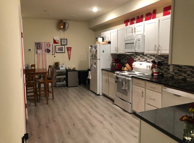 Kitchen - 2140 N Carlisle St