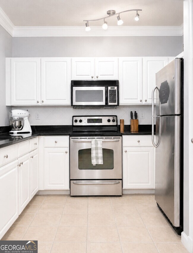 Building Photo - 1850 Cotillion Dr