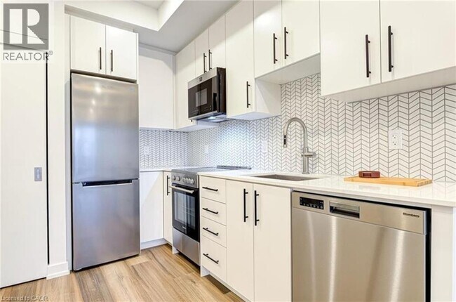 Building Photo - 15 Wellington St S