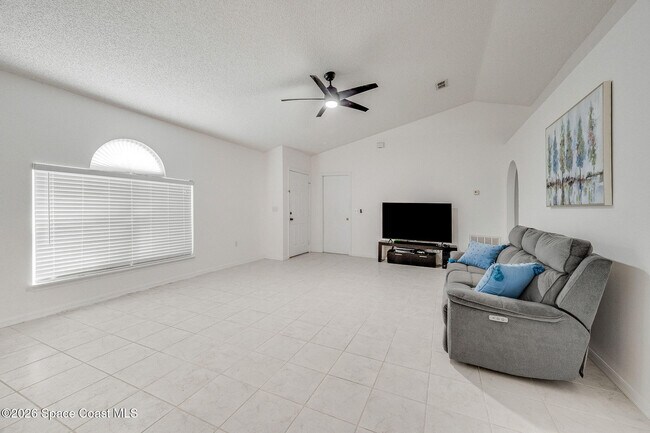 Foto del edificio - 2089 Redwood Cir