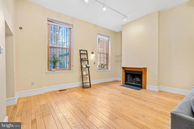 Building Photo - 914 Spruce St