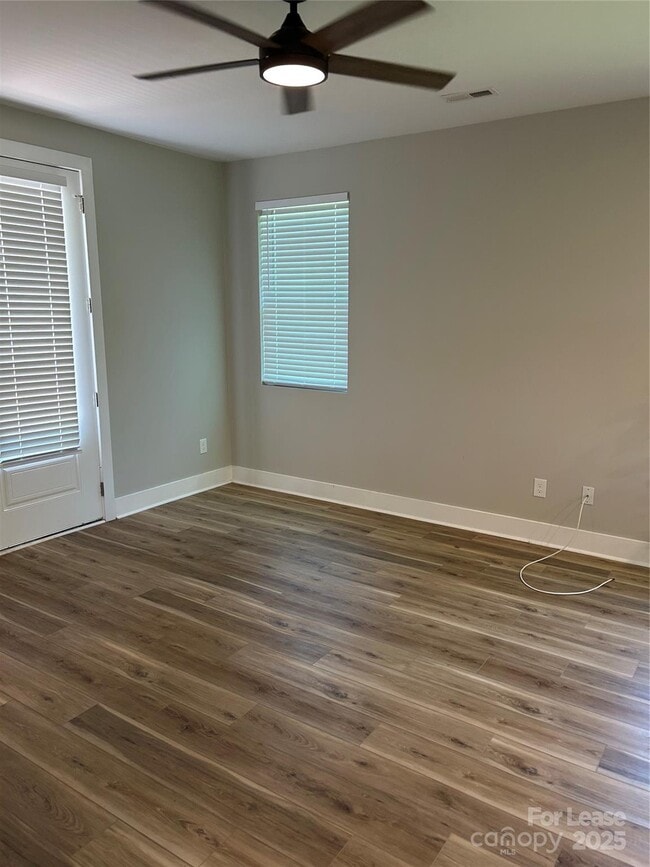 Building Photo - 106 Snyder Ct NE
