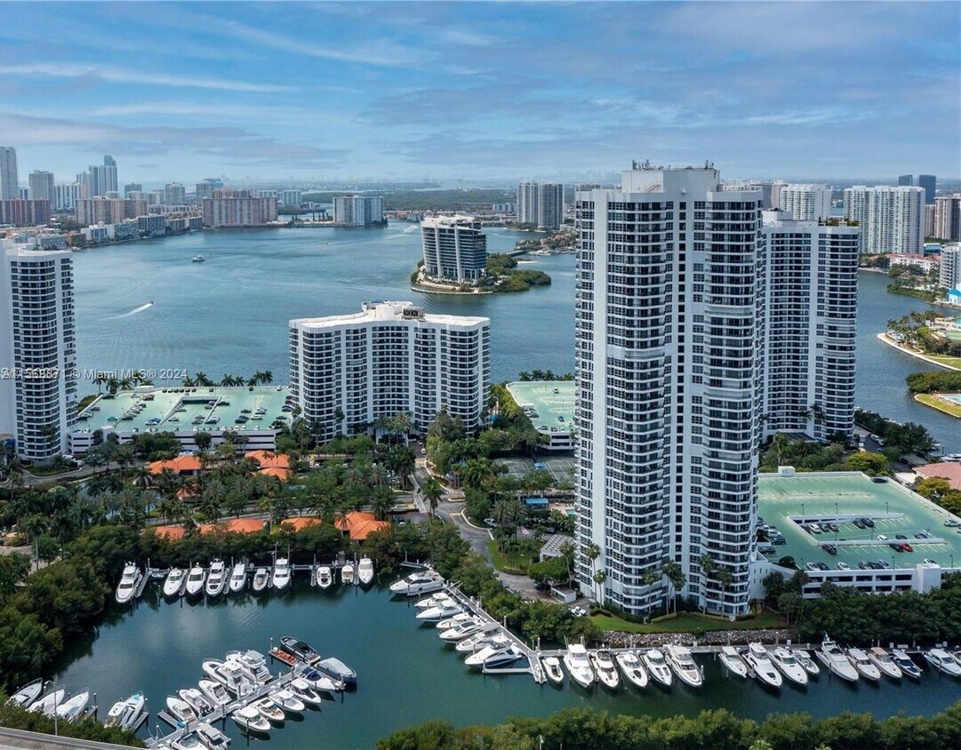 Foto principal - 3500 Mystic Pointe Dr