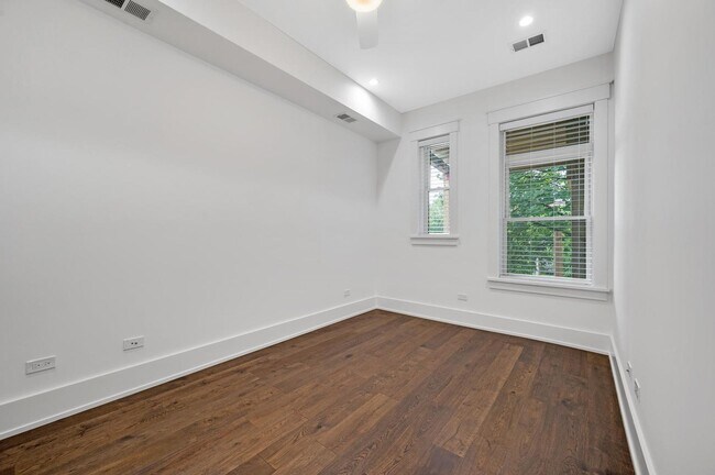 Building Photo - 653 W Wrightwood Ave