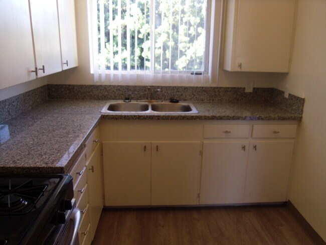 Foto del edificio - 935 W Beach Ave