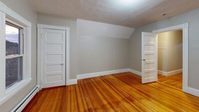 Foto del edificio - Renovated 6BR with In-Unit Laundry, 3 Parking Spaces & Commuter Rail Access